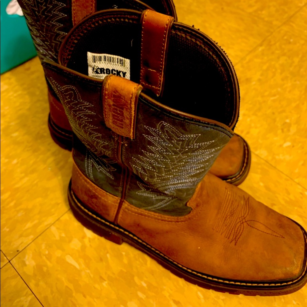 Rocky boots 5men and fits women 7 or 8
